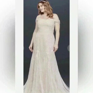 Davidβs Bridal Melissa Sweet wedding dress layered Ivy lace.